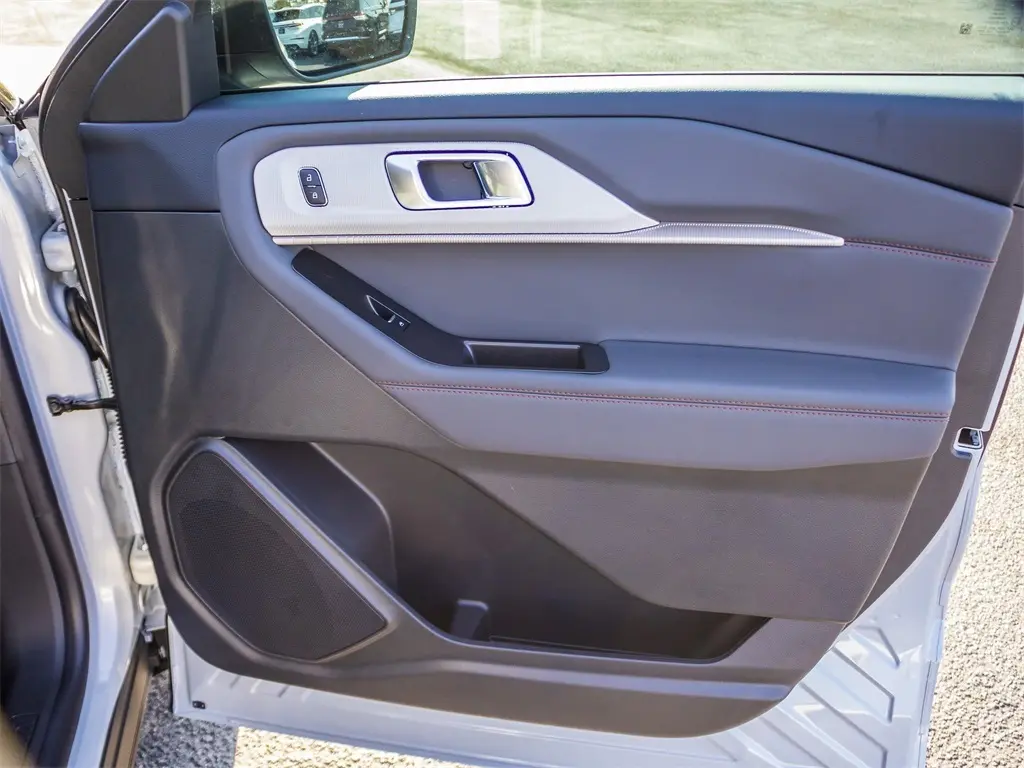 2025 Ford Explorer photo 16