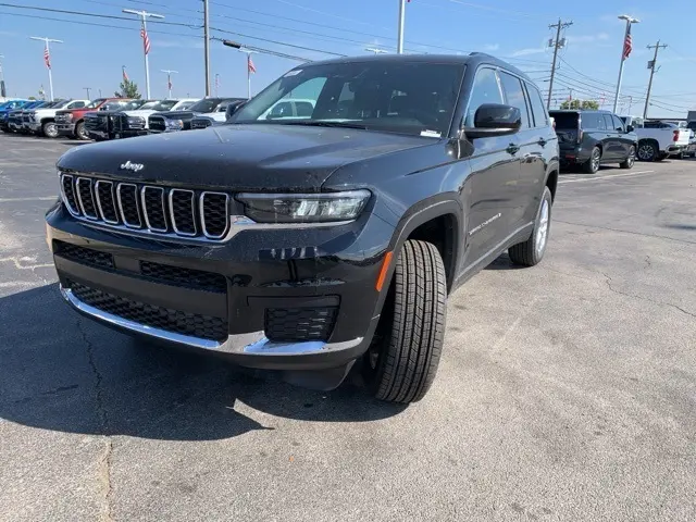 2025 Jeep Grand Cherokee Laredo photo 4
