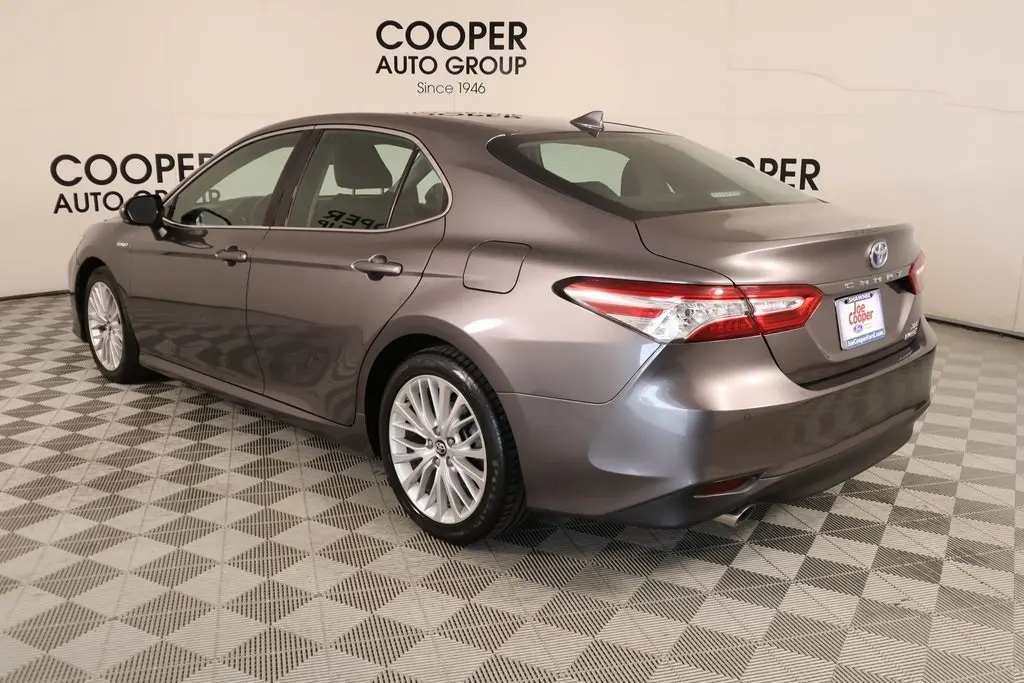 2019 Toyota Camry Hybrid LE photo 23