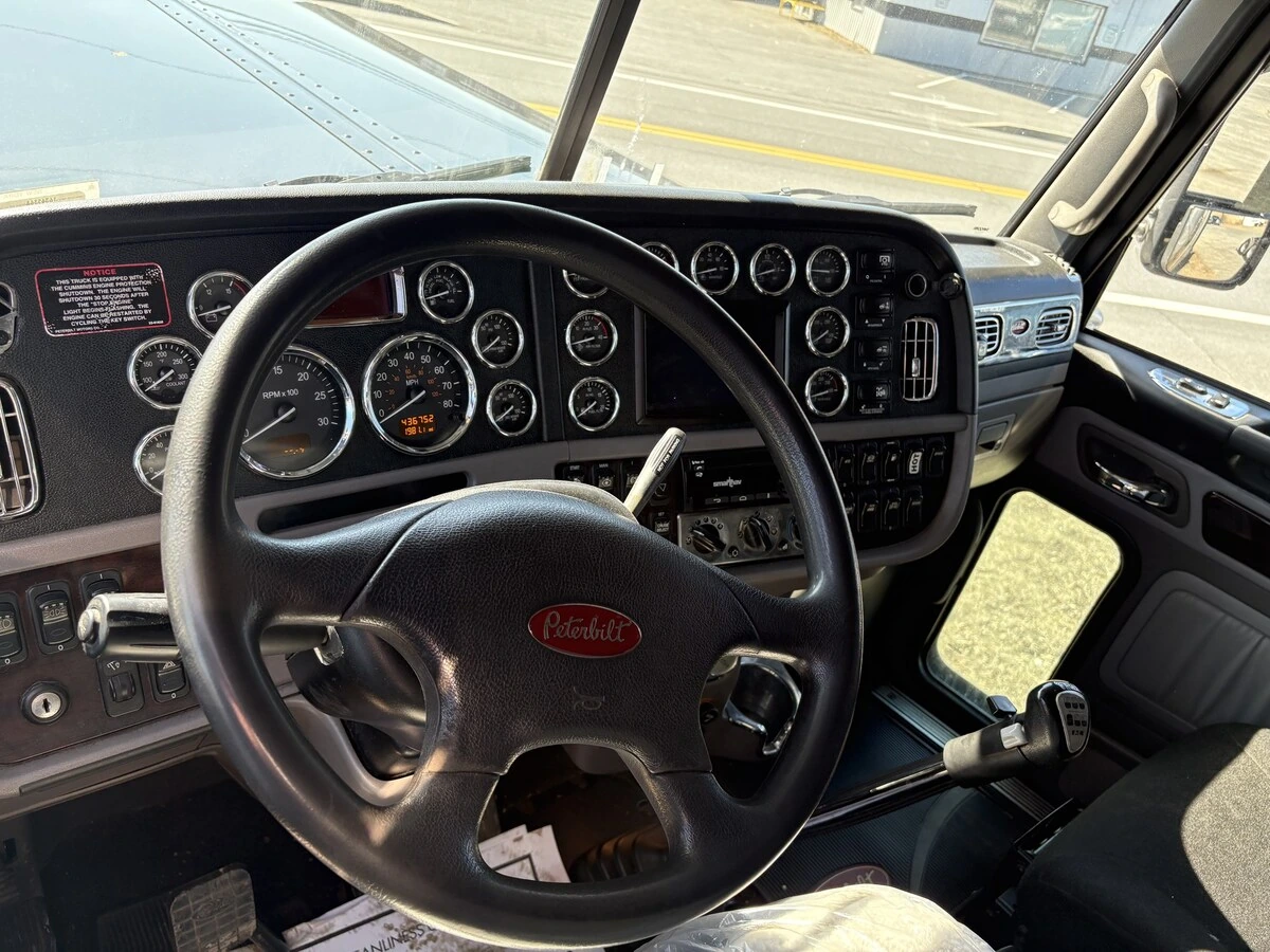 2018 Peterbilt 389 - image 12