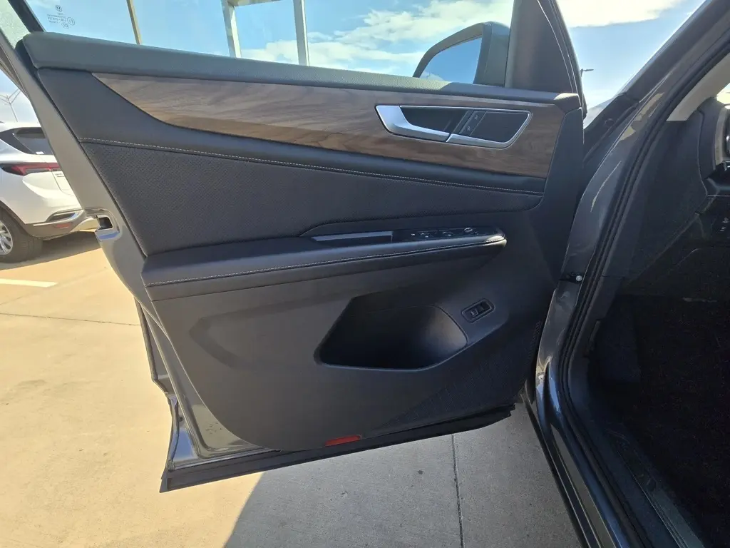 2024 Volkswagen Atlas SE Technology photo 9