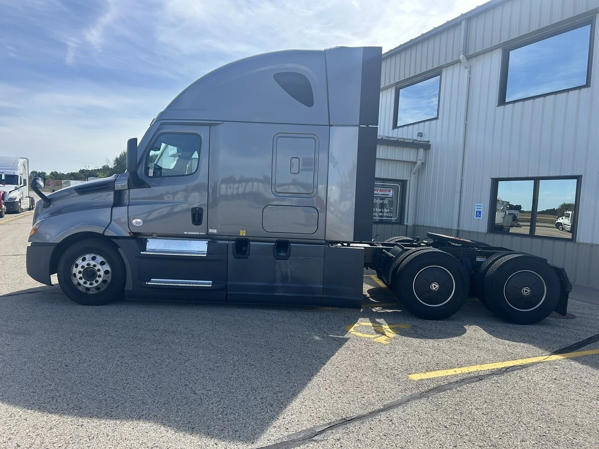2022 Freightliner Cascadia — photo 8