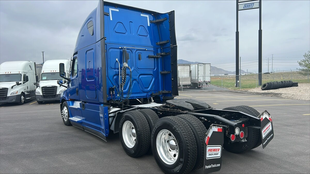 2022 Freightliner Cascadia - image 3
