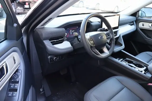 2025 Ford Explorer photo 3