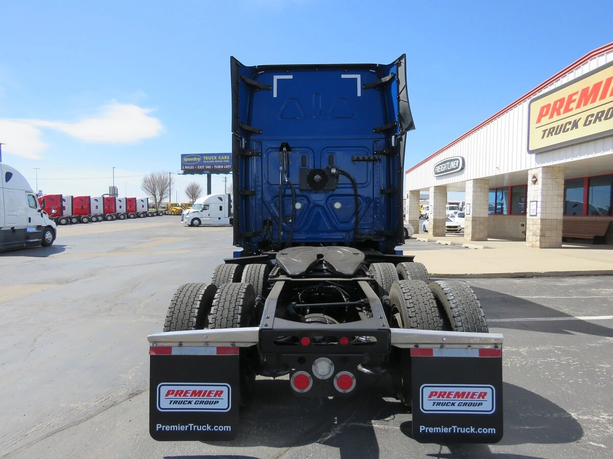2022 Freightliner Cascadia - image 5