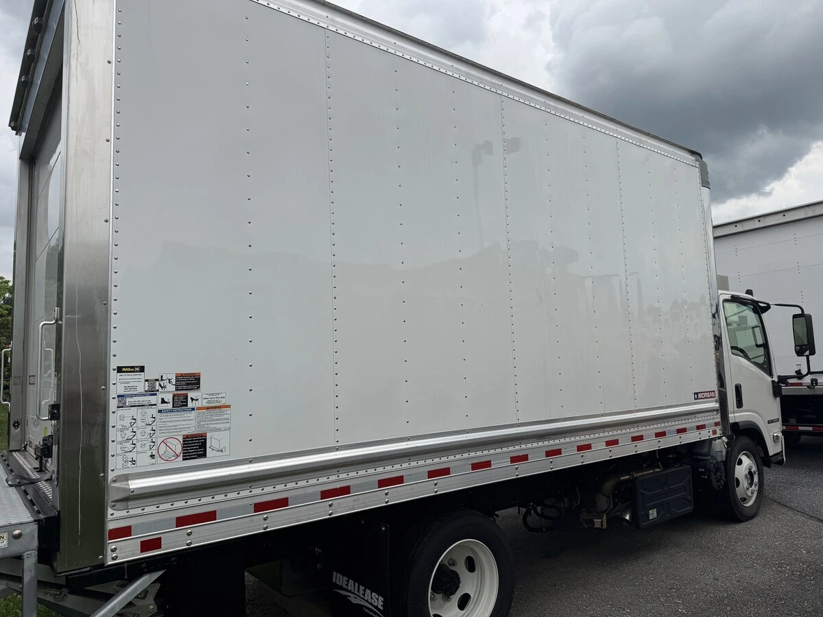 2025 Isuzu NRR in Harrisburg, PA — photo 4