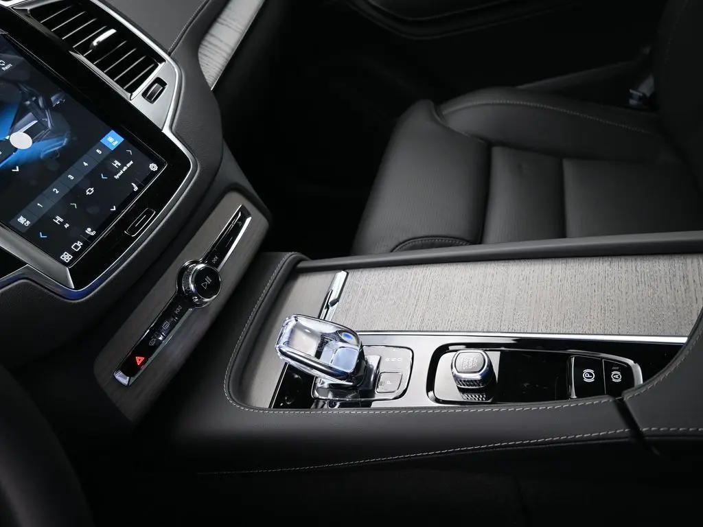 2025 Volvo - image 17