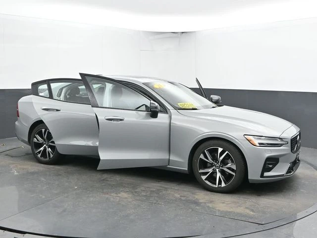 2025 Volvo - image 49