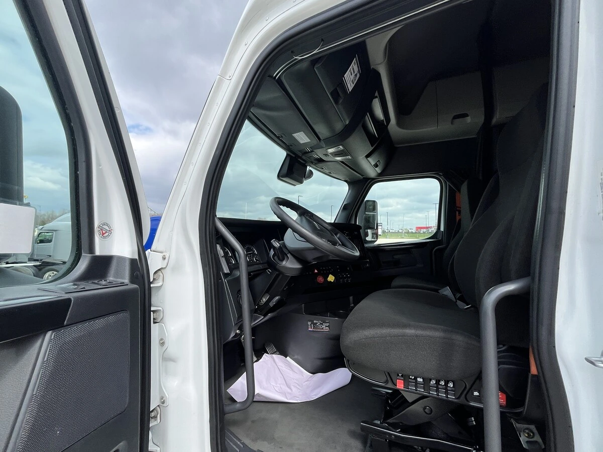 2023 Freightliner Cascadia - image 24