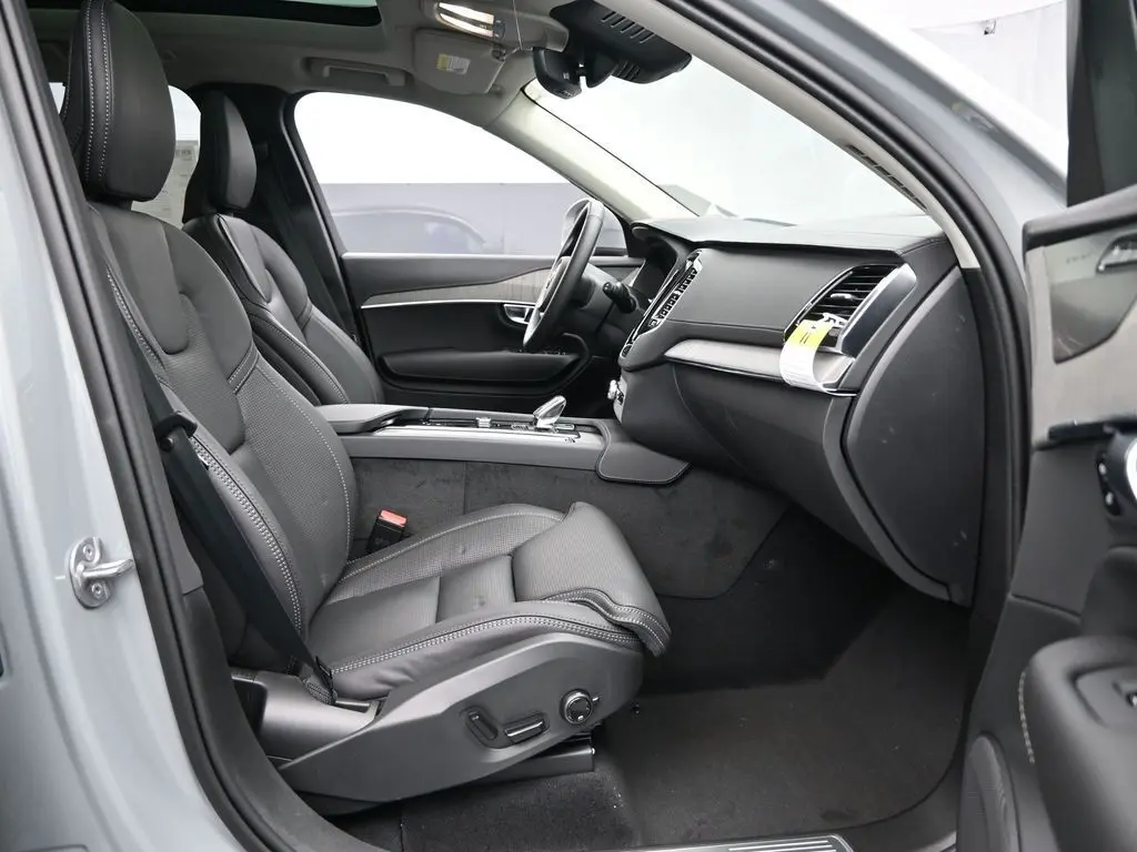 2025 Volvo - image 29
