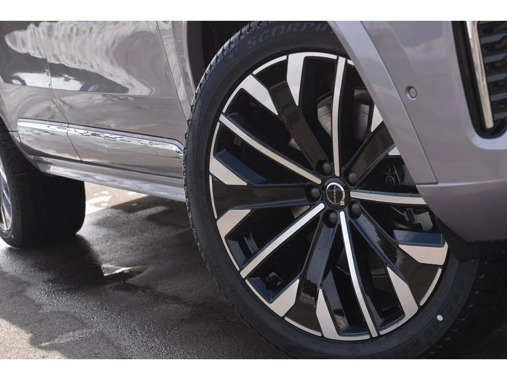 2026 Volvo - image 9