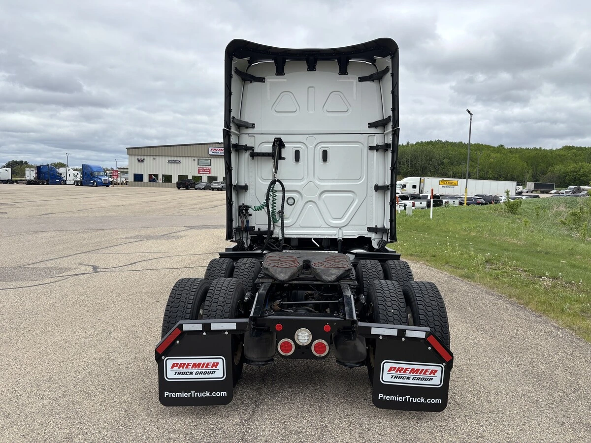 2025 Freightliner Cascadia — photo 6