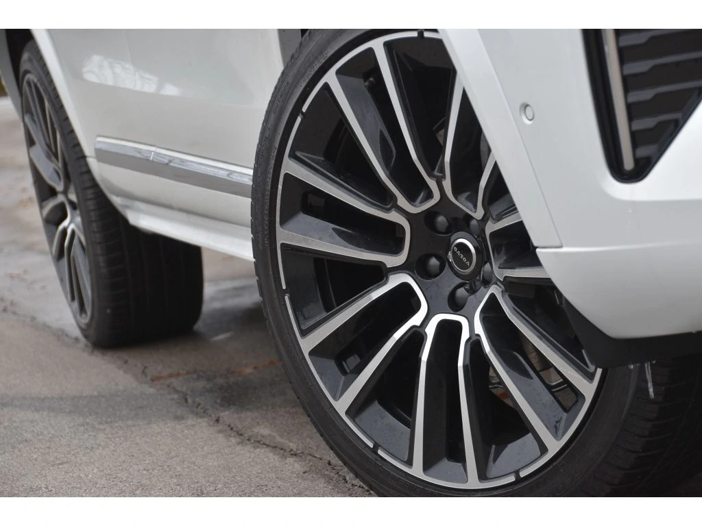 2026 Volvo - image 8