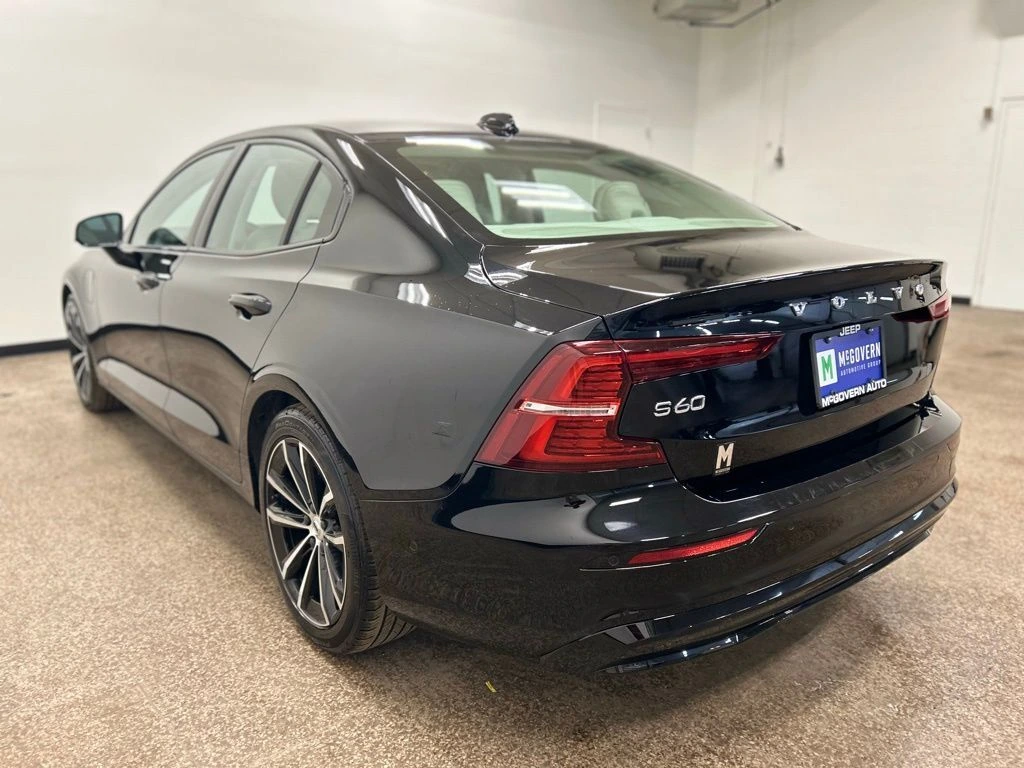 2023 Volvo - image 3