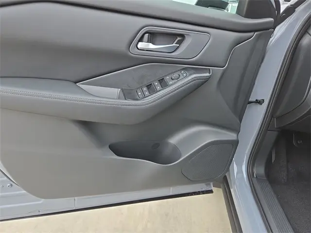 2026 Nissan Rogue SV photo 6