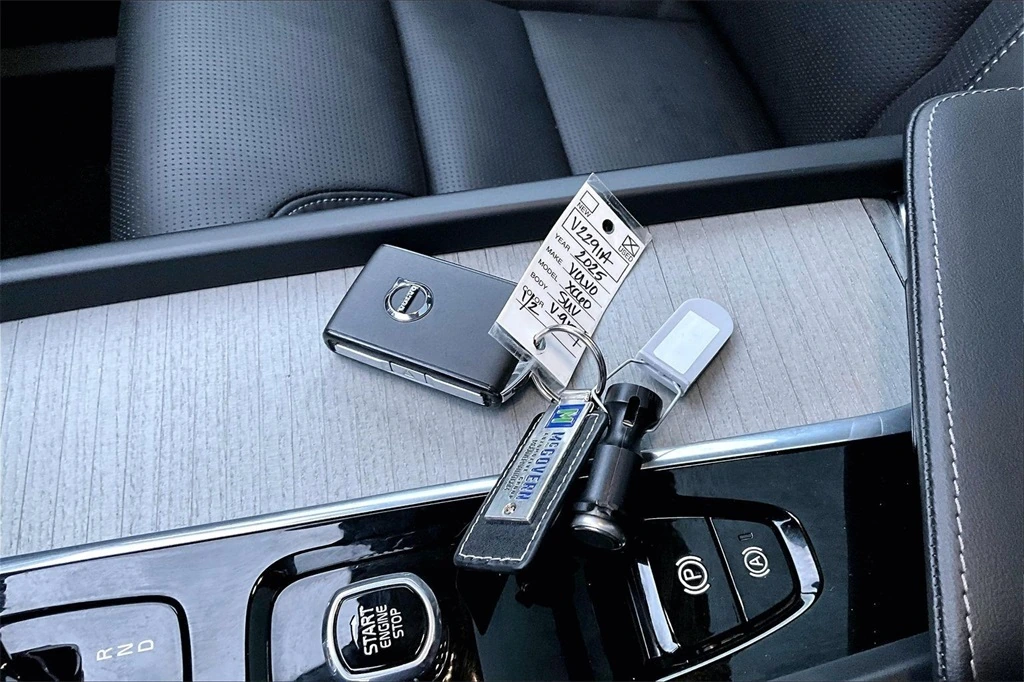2025 Volvo - image 35