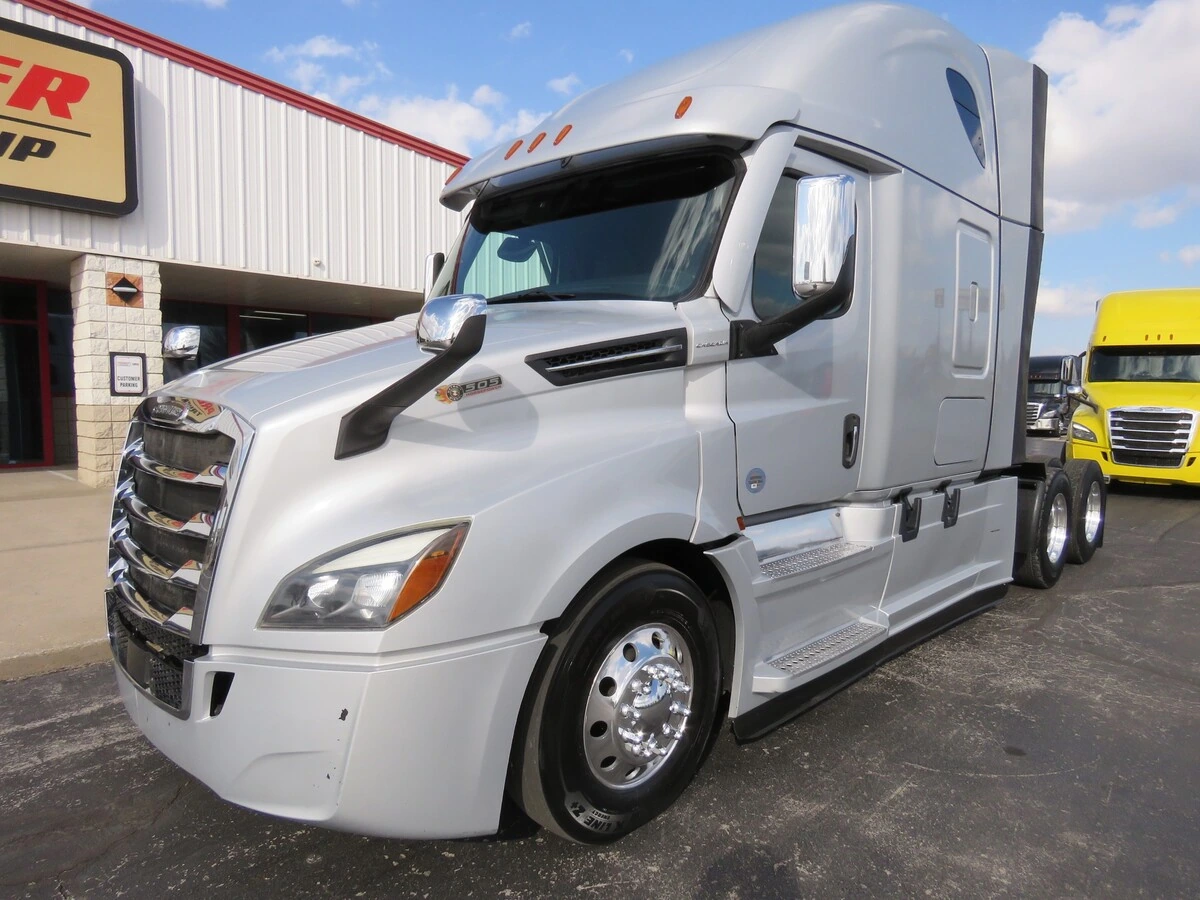 2022 Freightliner Cascadia - image 1