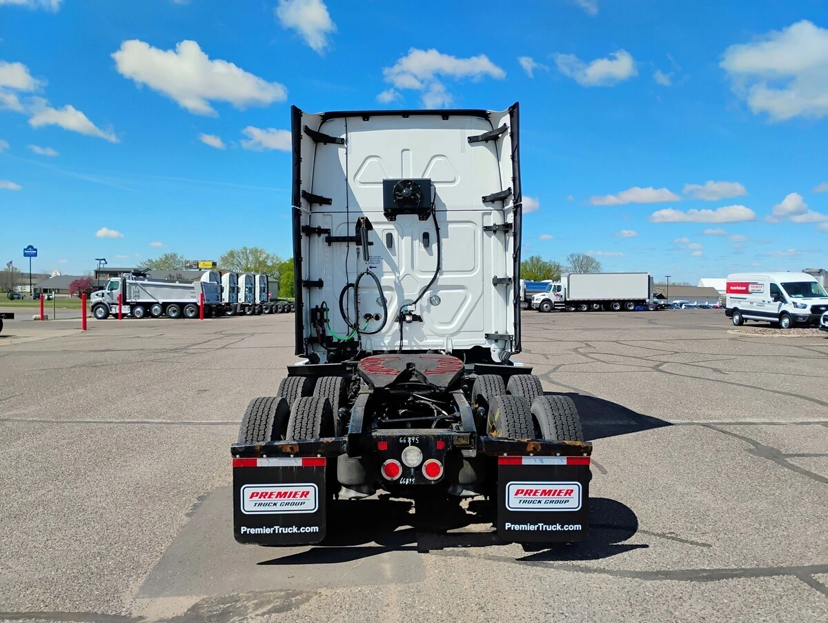 2022 Freightliner Cascadia — photo 6