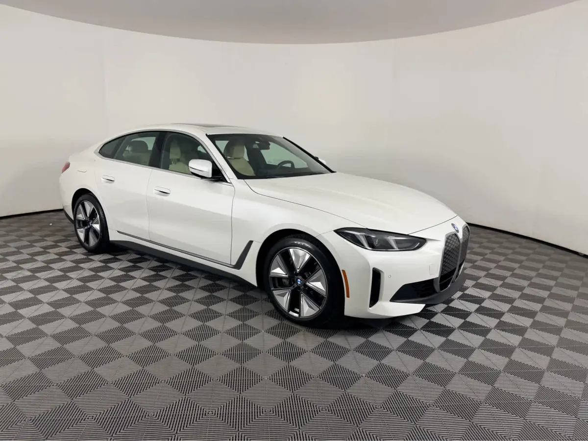 2025 BMW i4 40's photo