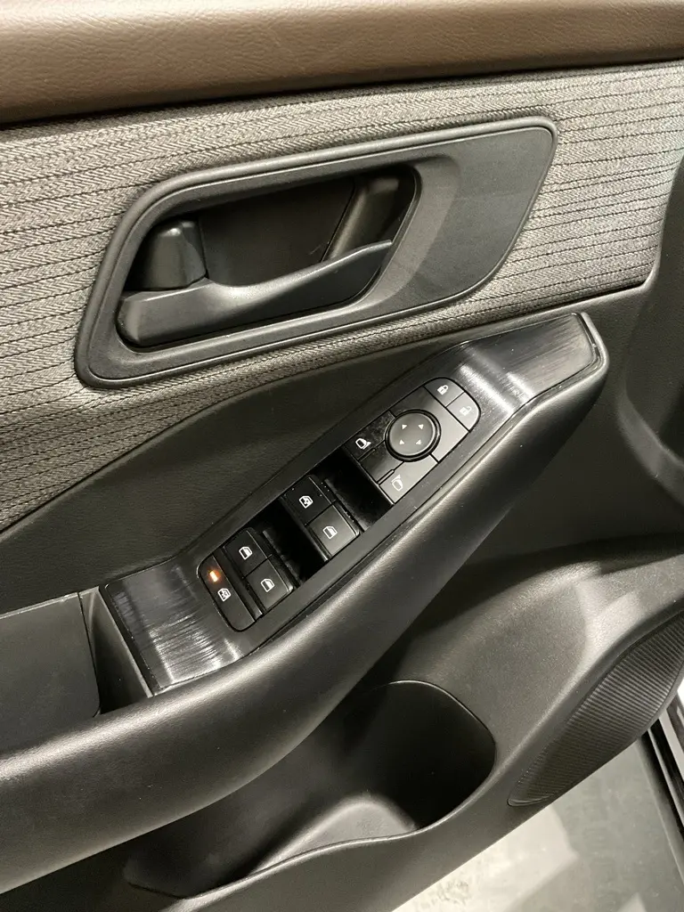 2023 Nissan Rogue S photo 7