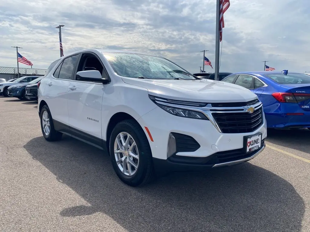 2024 Chevrolet Equinox LT photo 2
