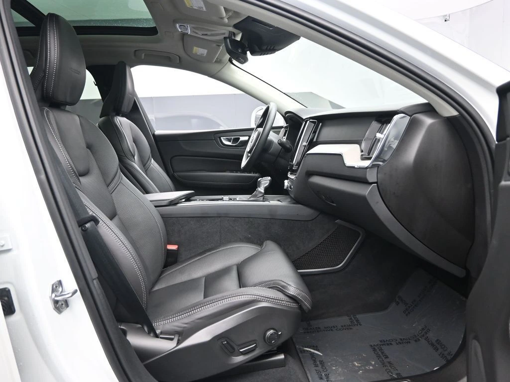 2020 Volvo - image 35