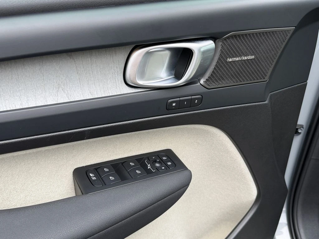 2025 Volvo - image 15