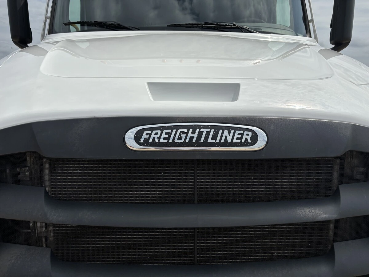 2025 Freightliner Cascadia — photo 3