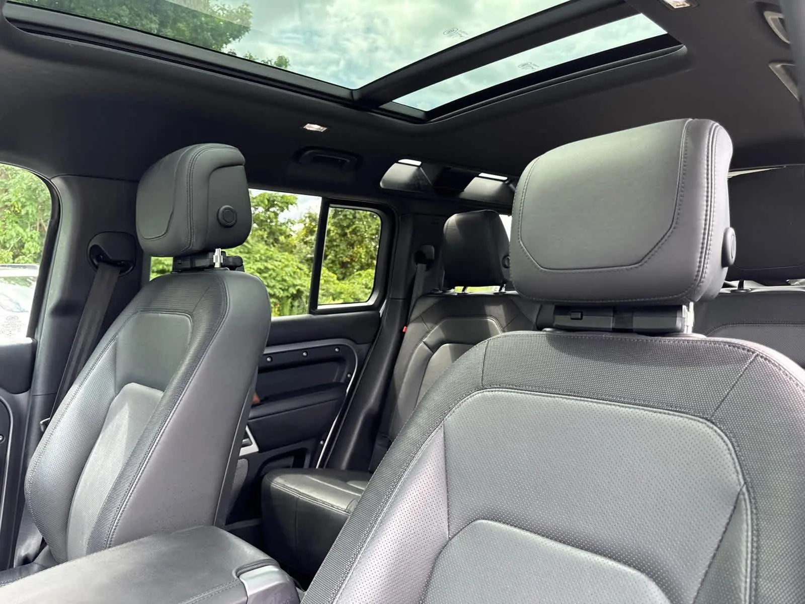 2023 Land Rover Defender X-Dynamic SE photo 15