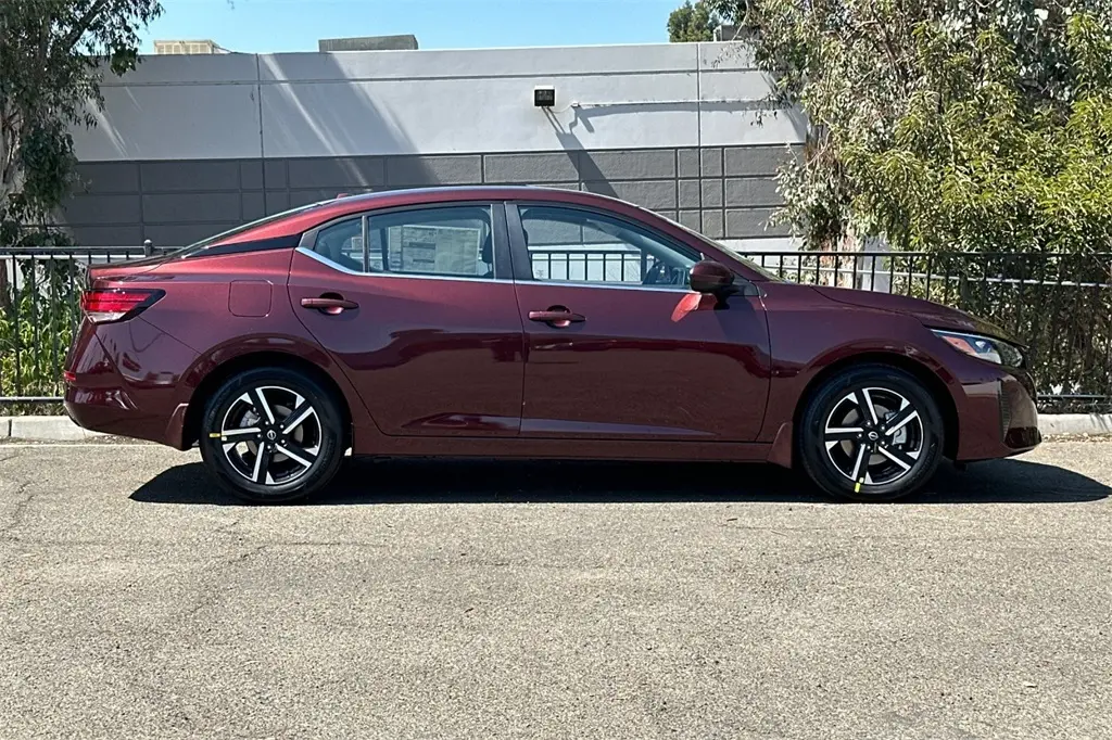 2025 Nissan Sentra SV photo 3