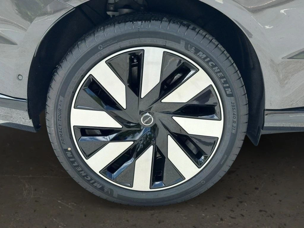 2025 Volvo - image 9