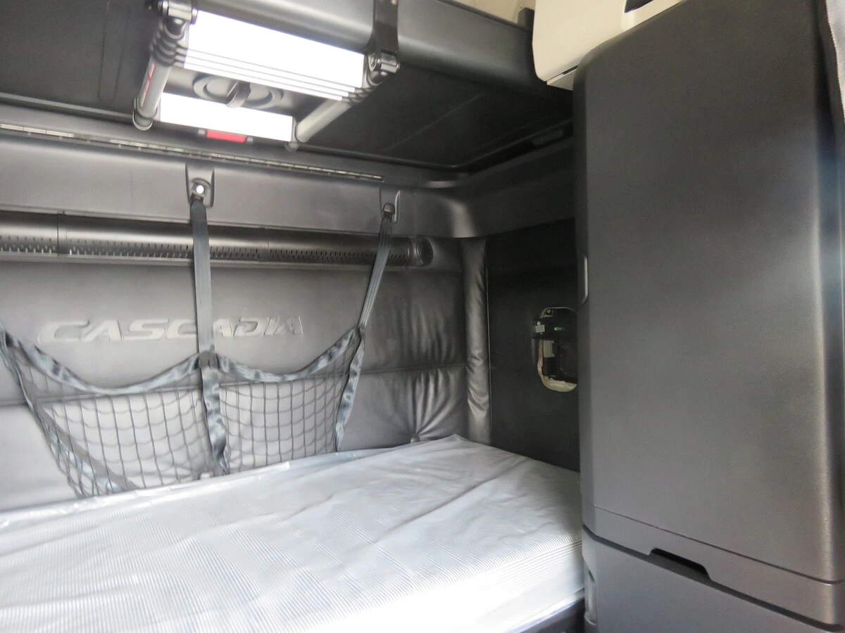 2023 Freightliner Cascadia - image 16