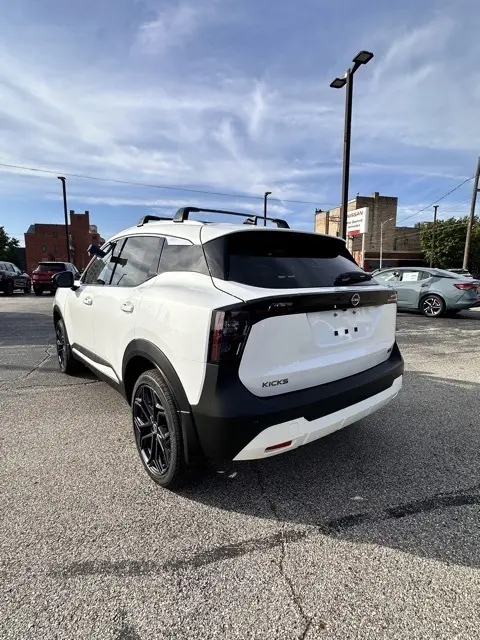 2026 Nissan Kicks SR photo 7