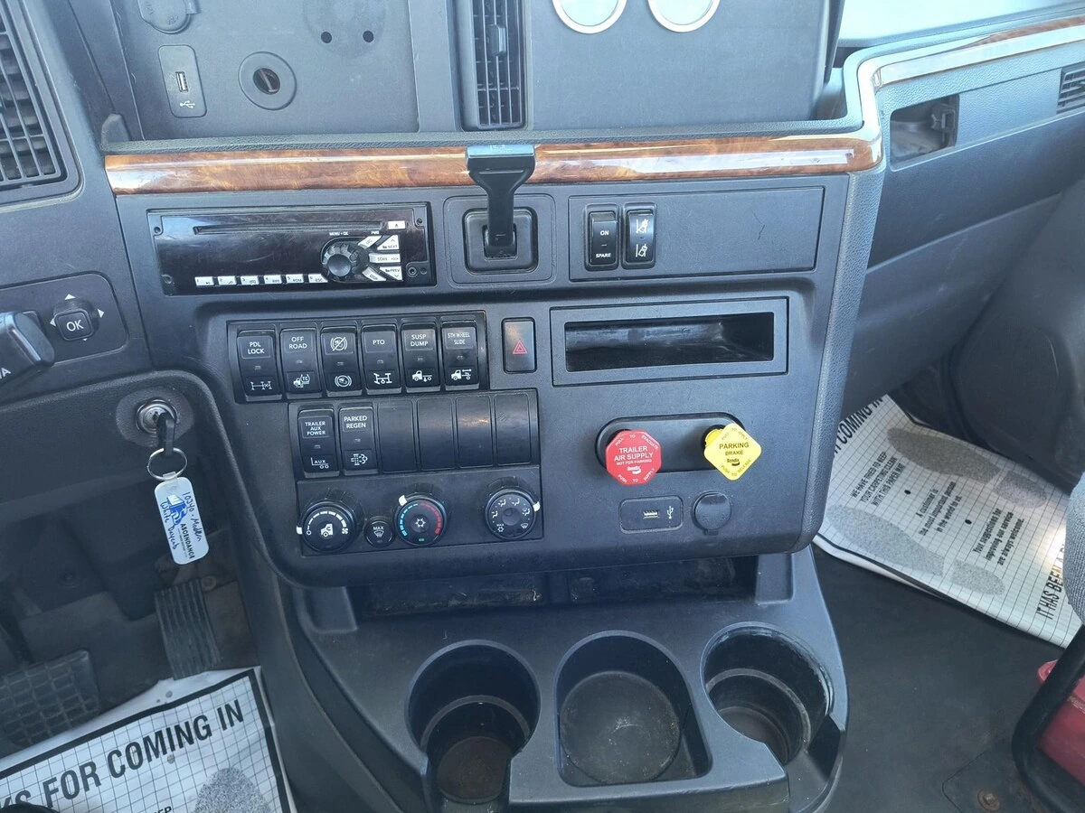 2019 International LT in Marshfield, WI — photo 4