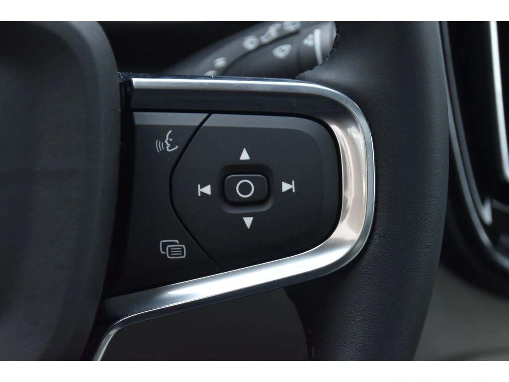 2026 Volvo - image 33