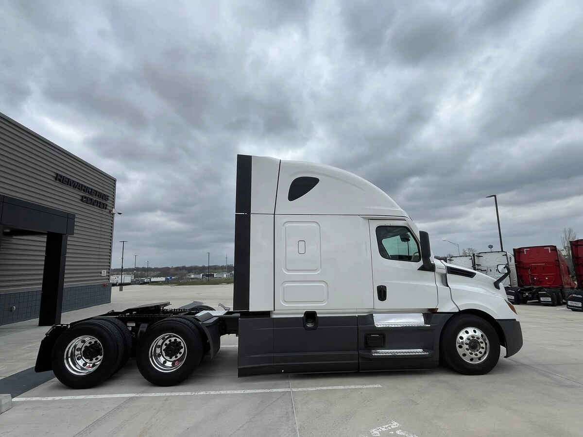 2021 Freightliner Cascadia - image 6