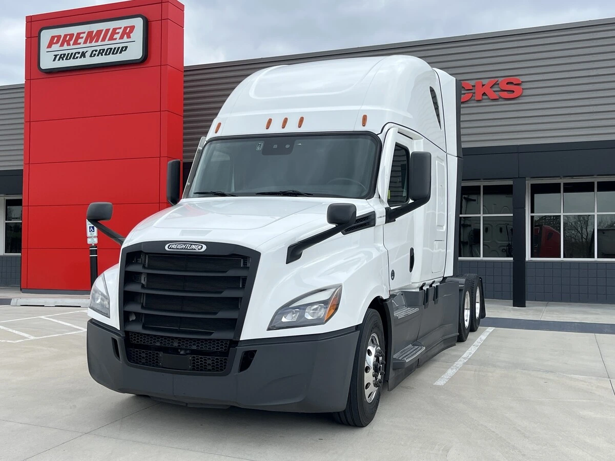 2023 Freightliner Cascadia - image 1
