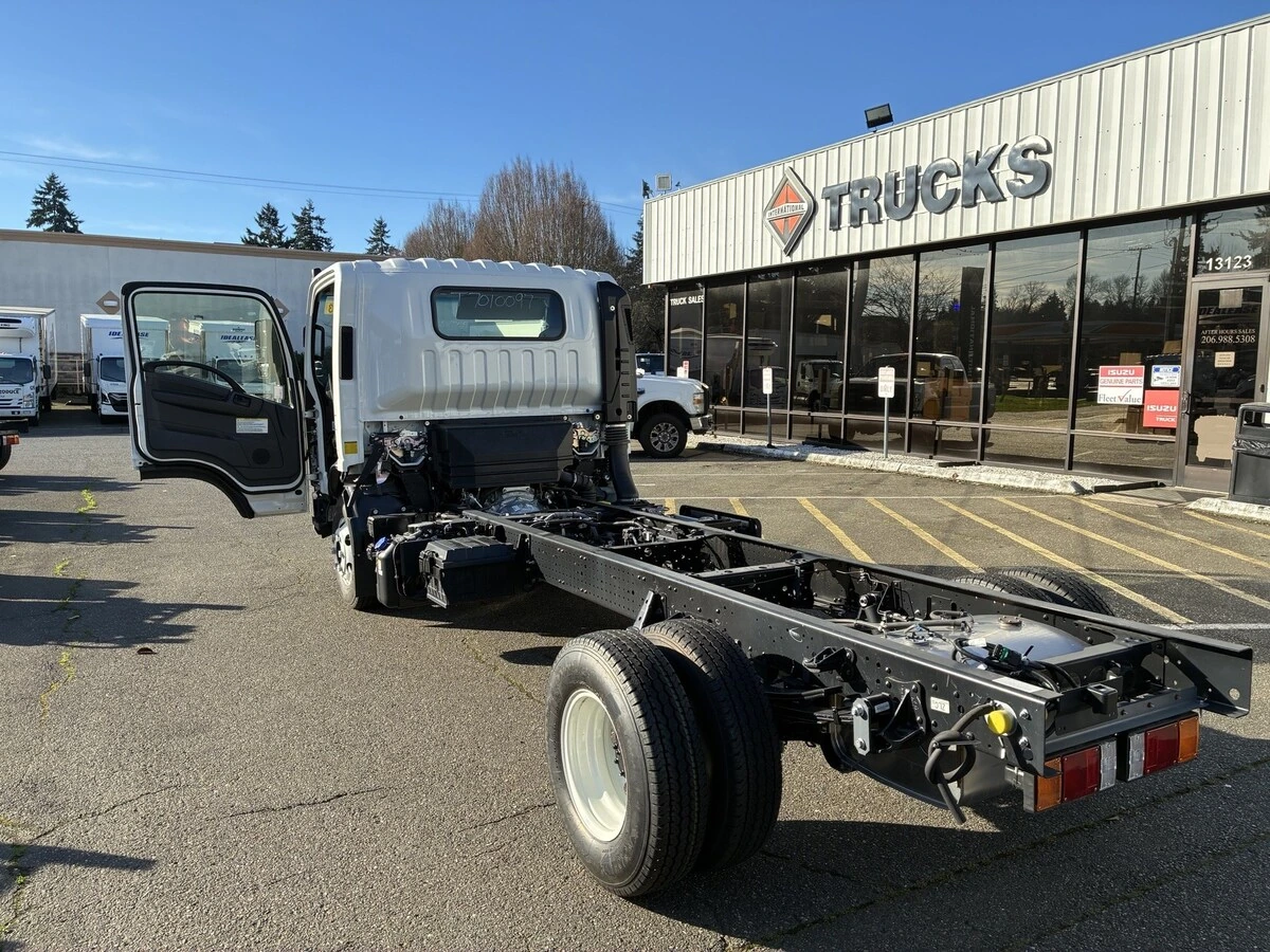 2026 Isuzu NRR — photo 5