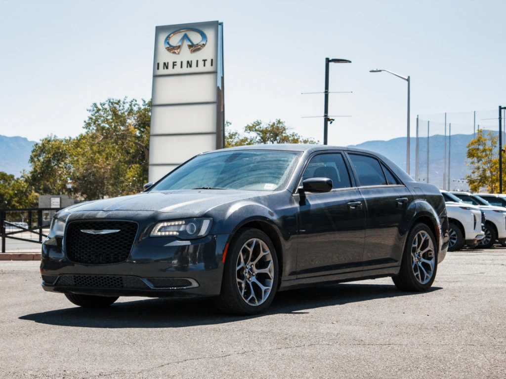 2018 Chrysler 300 Touring's photo