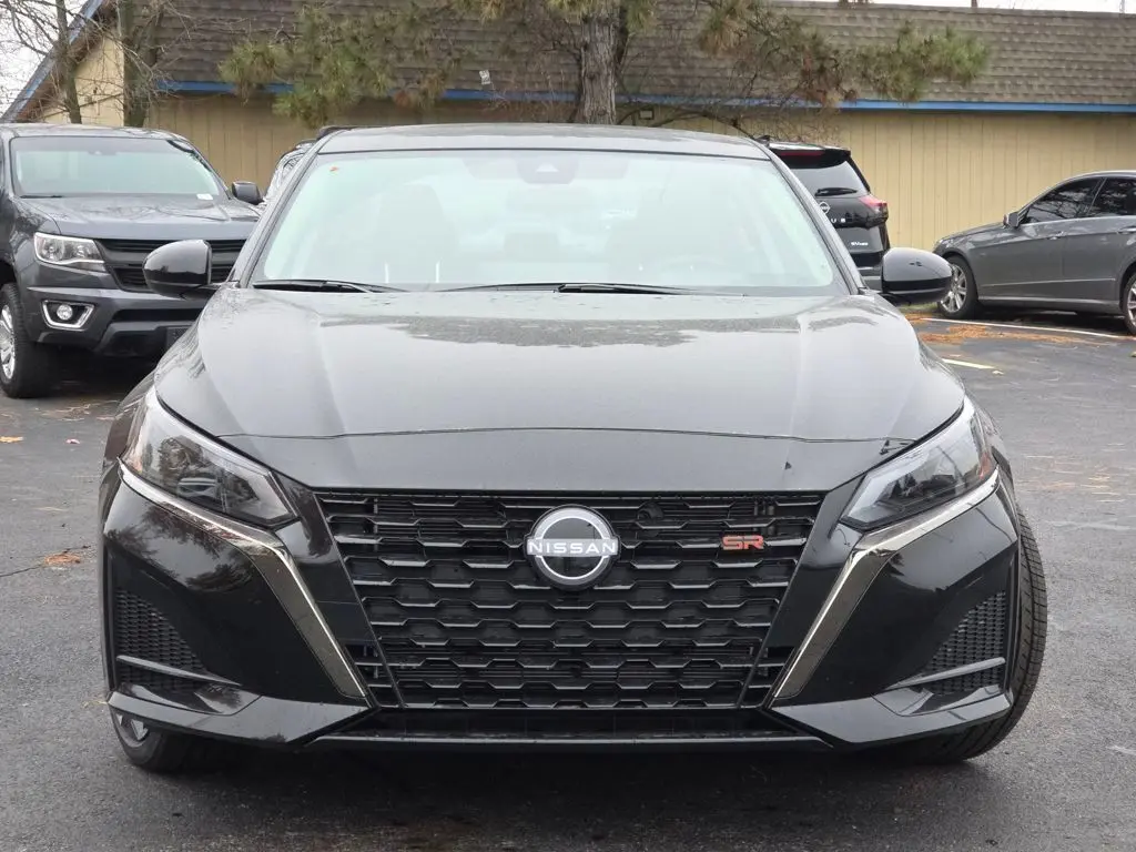 2025 Nissan Altima 2.5 SR photo 2