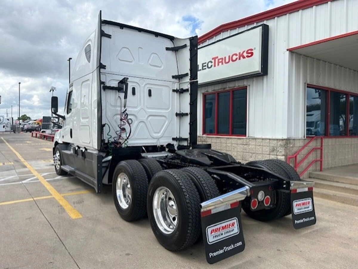 2024 Freightliner Cascadia - image 3