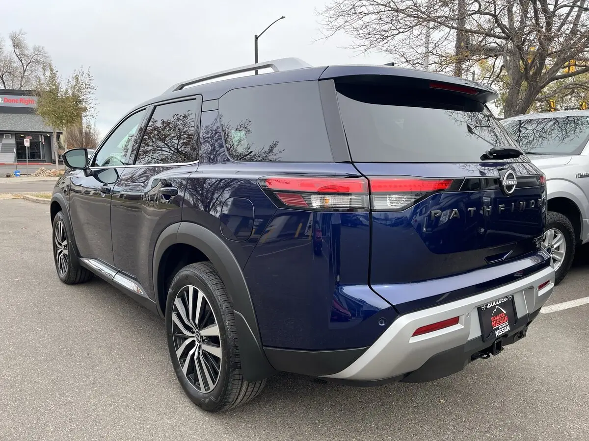 2025 Nissan Pathfinder Platinum photo 3