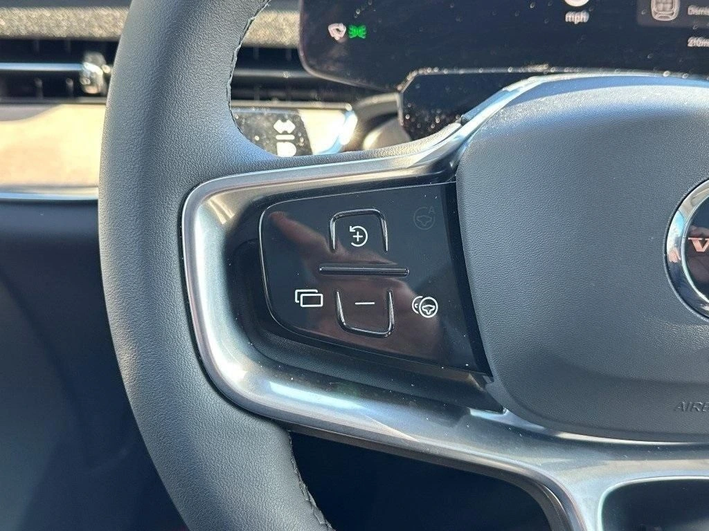 2025 Volvo - image 22