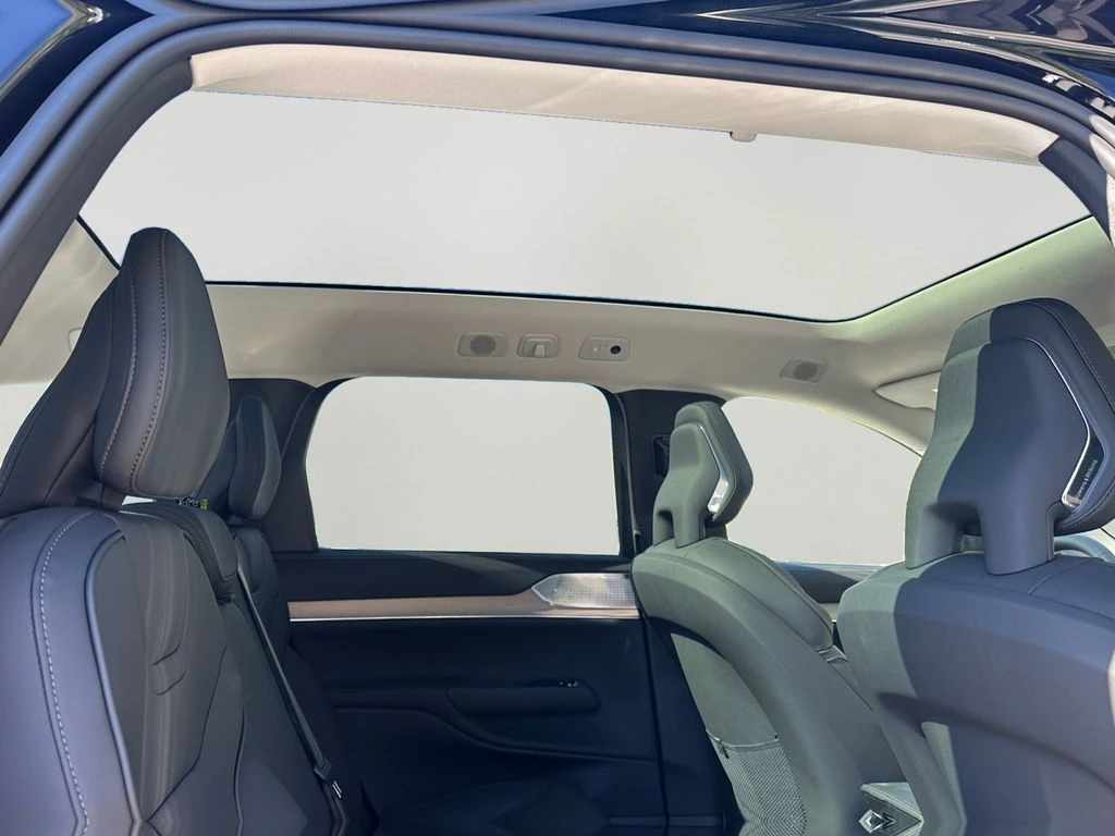 2025 Volvo - image 5