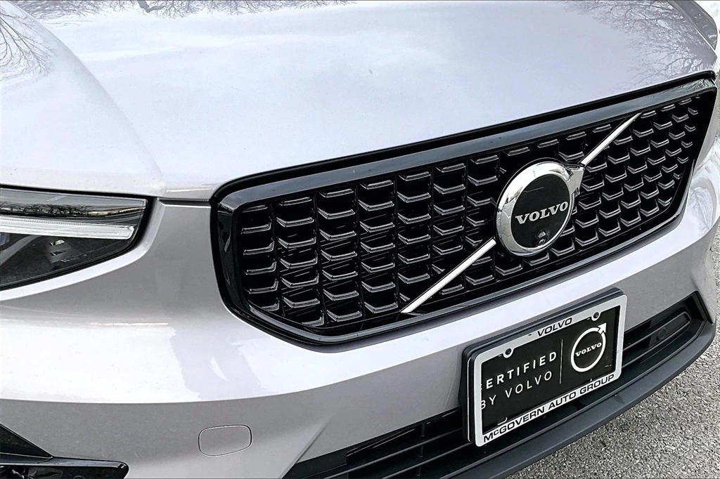 2026 Volvo - image 32