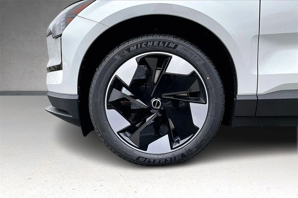 2026 Volvo - image 12