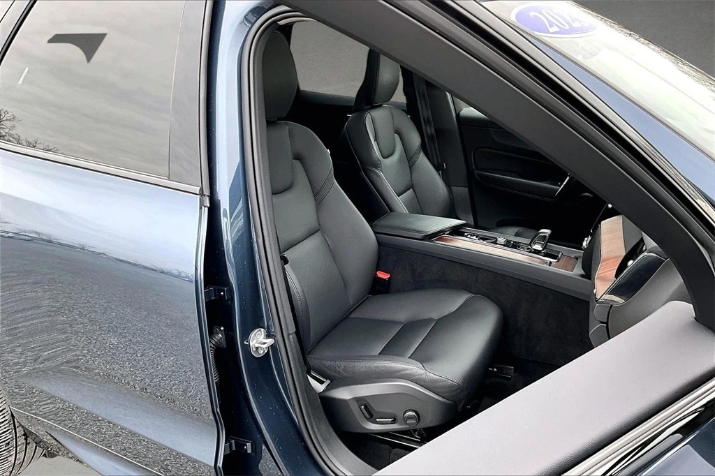 2023 Volvo - image 28