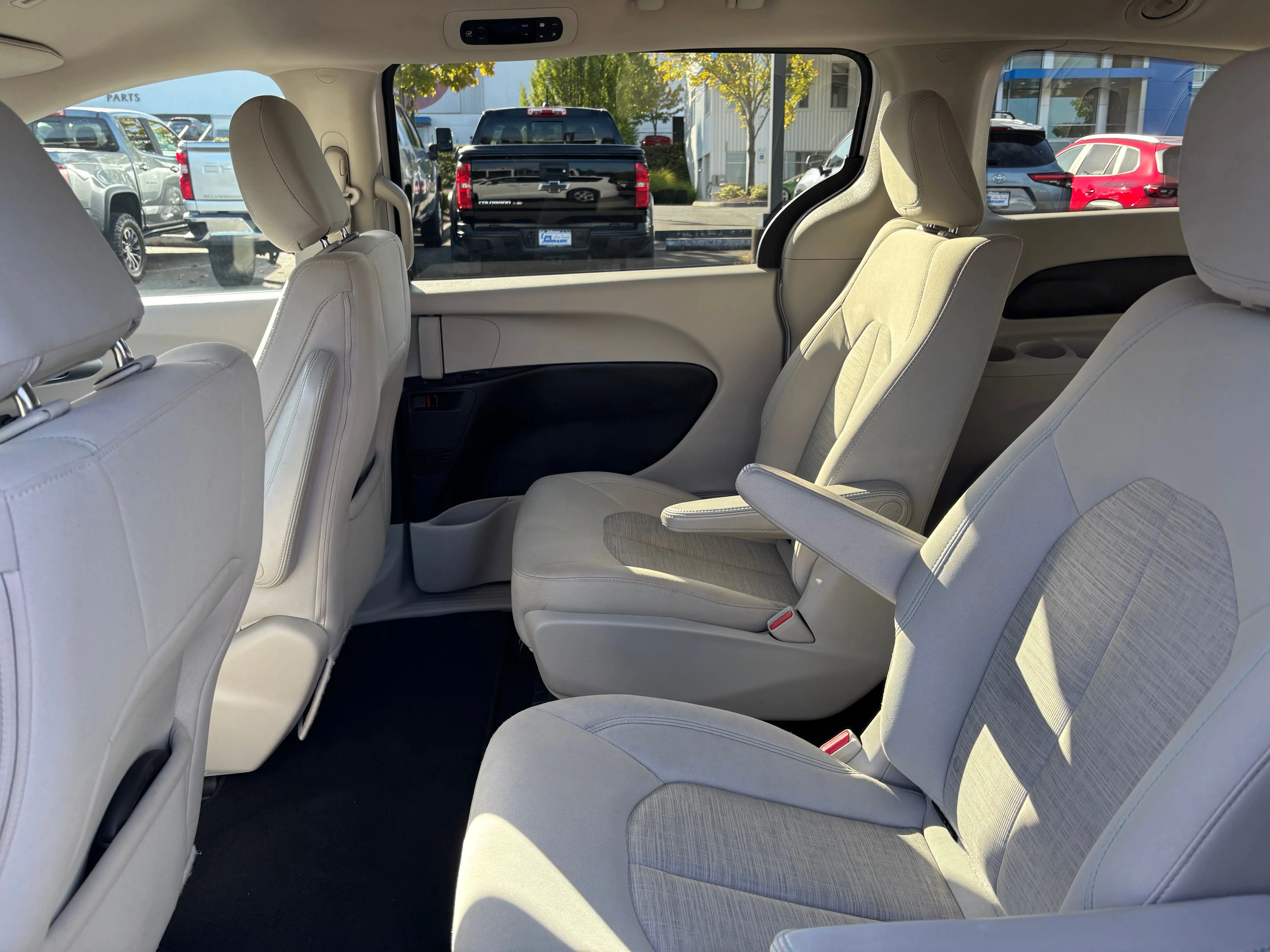 2018 Chrysler Pacifica Hybrid Touring Plus photo 2