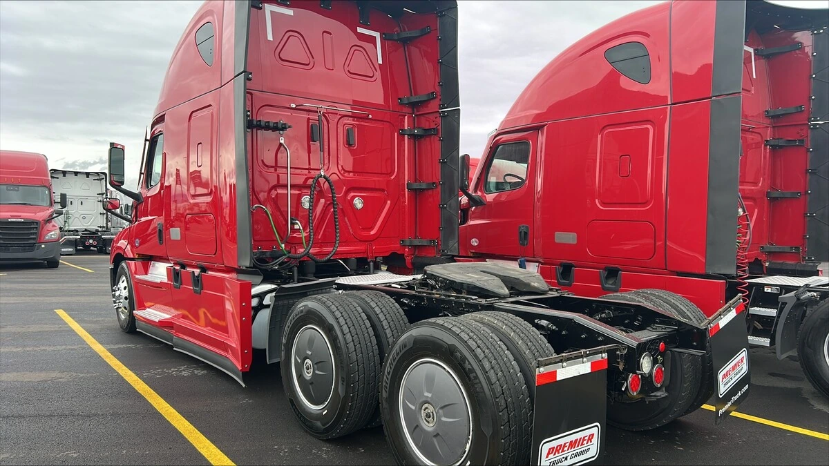 2022 Freightliner Cascadia - image 2