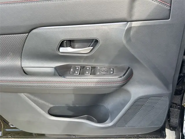 2026 Nissan Kicks SR photo 25